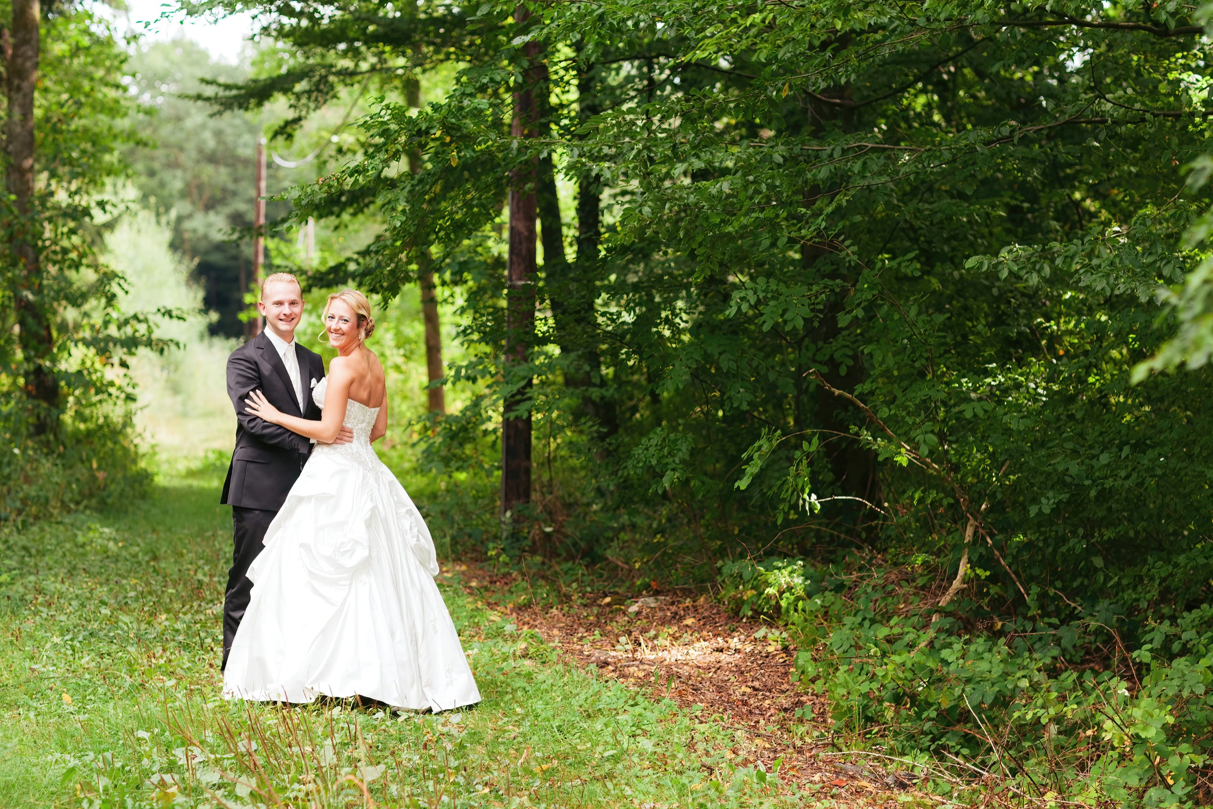 Hochzeitsfotograf Ludwigshafen - Brautpaar in romantischer Landschaft