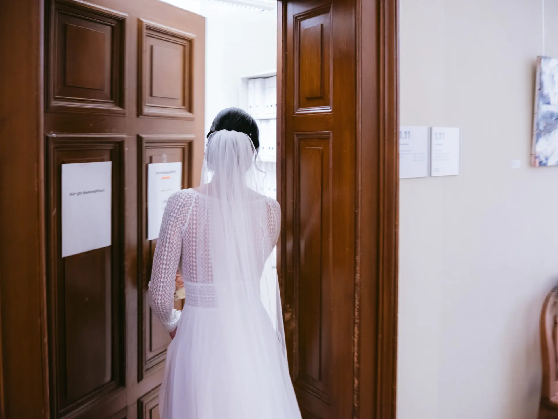 Brautpaar vor dem leeren Rathaus