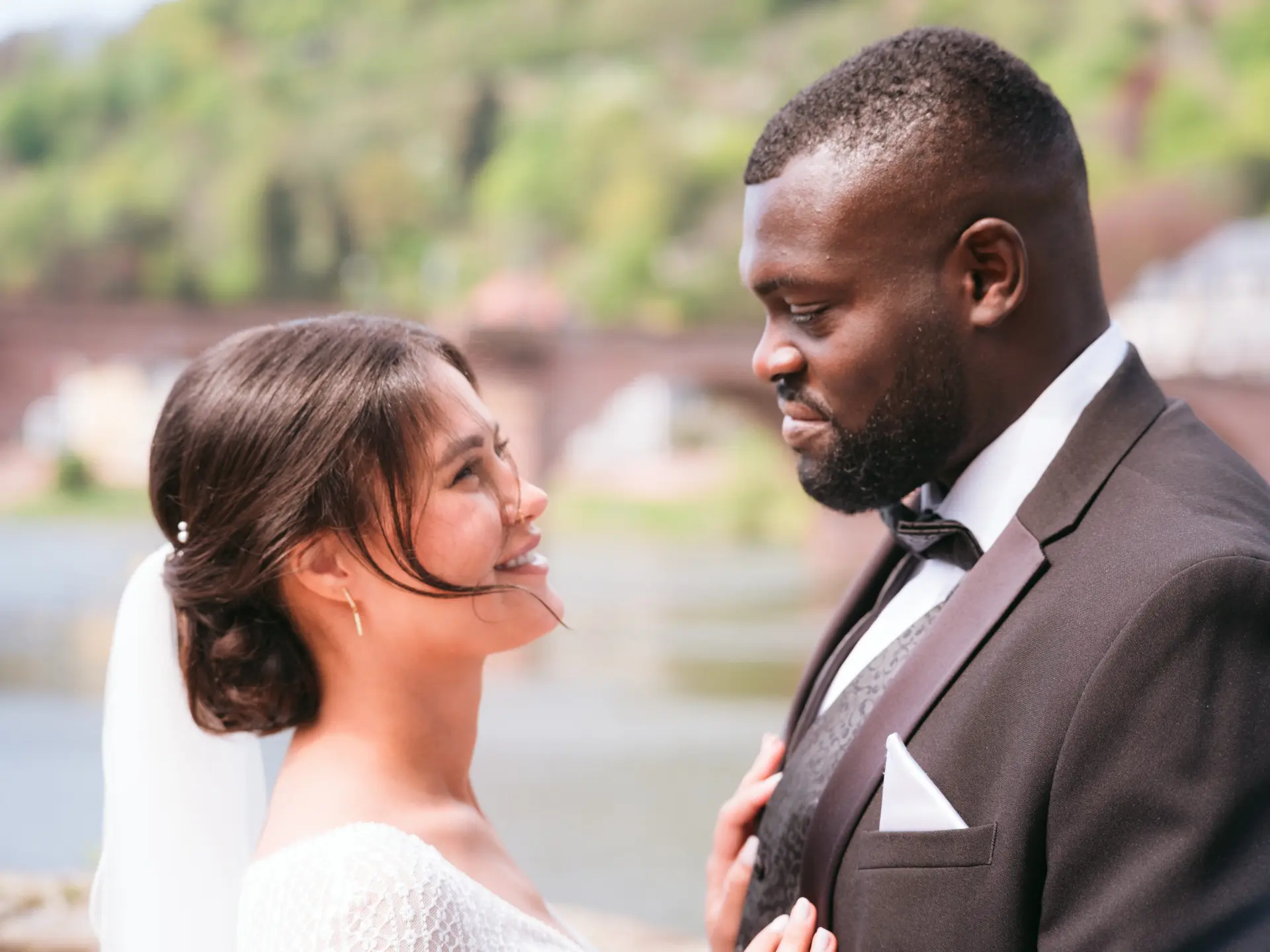 Paarfotos auf der leeren Alten Brücke Heidelberg