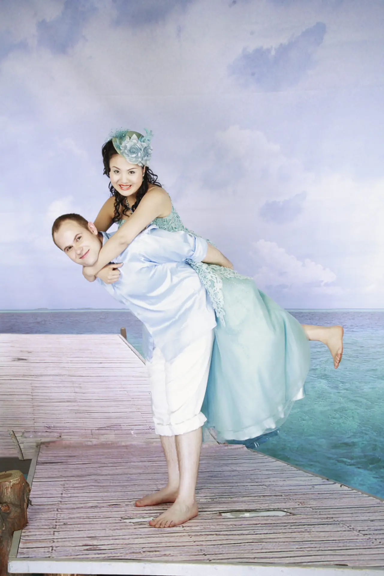 Bräutigam trägt die Braut