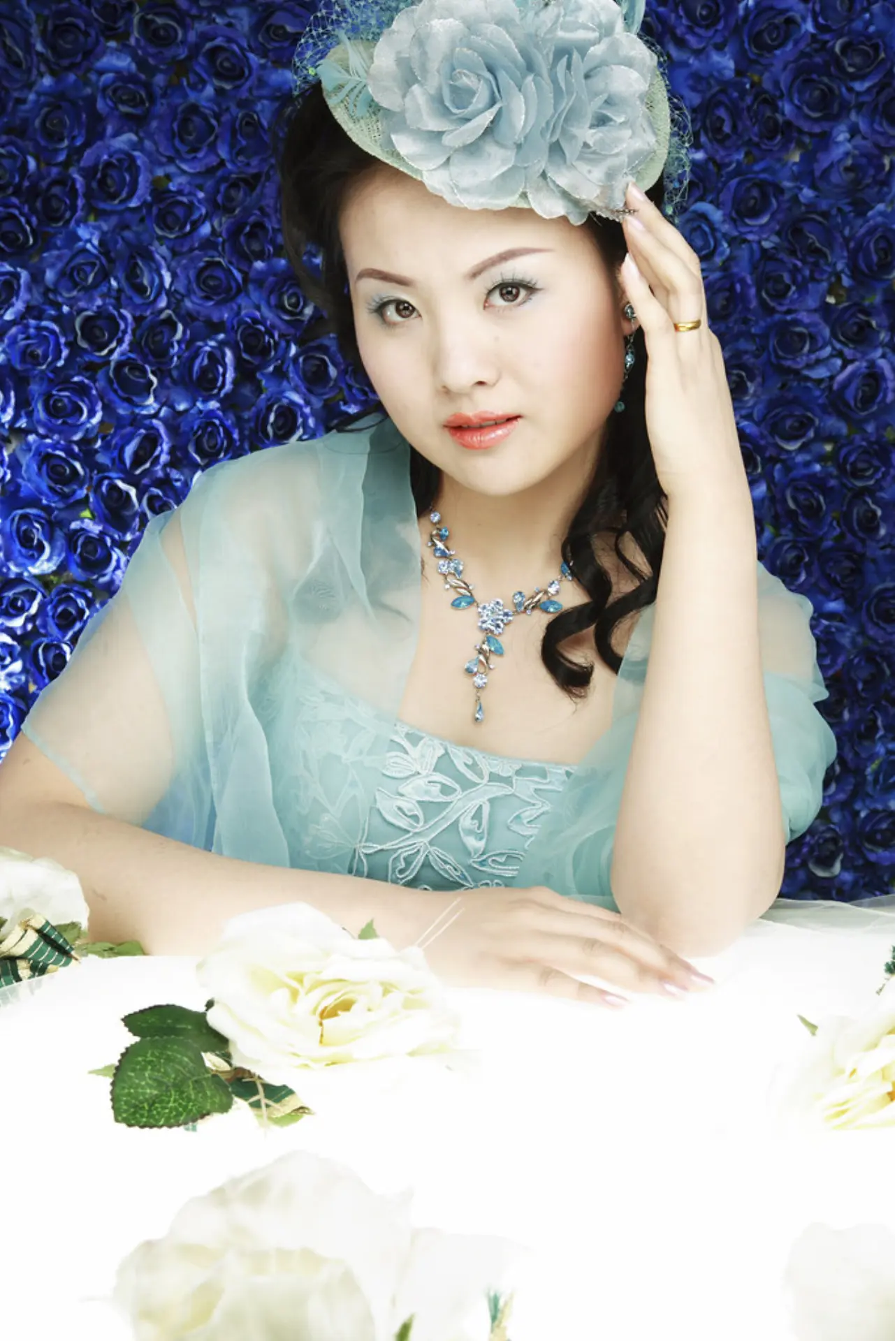 Elegante Braut im westlichen Kleid