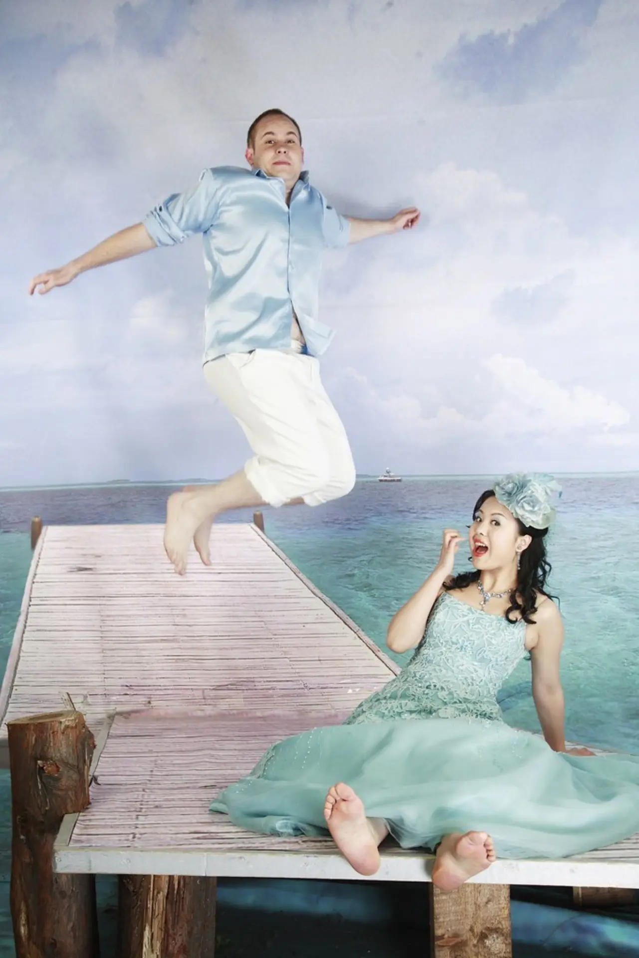 Brautpaar springt vor Freude