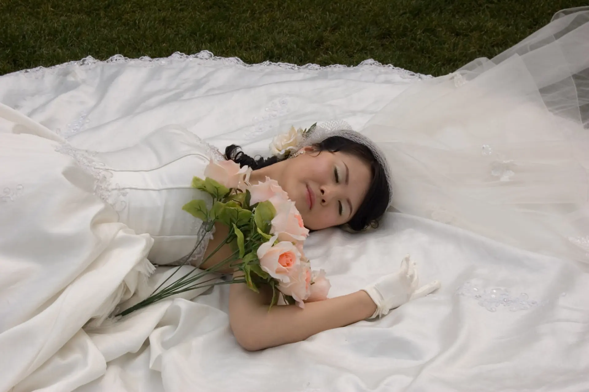 Entspanntes Paar im Gras