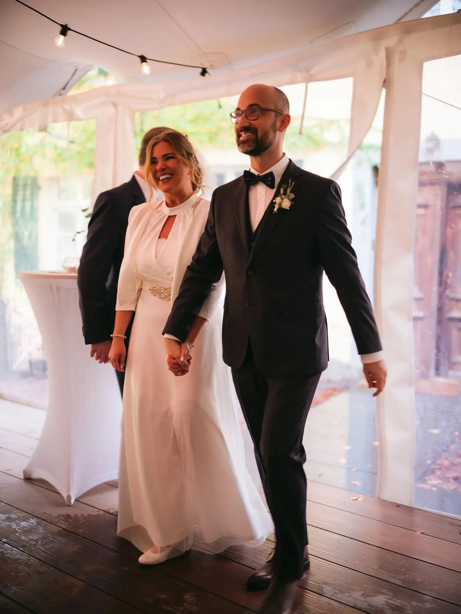 新人在帐篷入口 – 莱茵内卡婚礼庆典