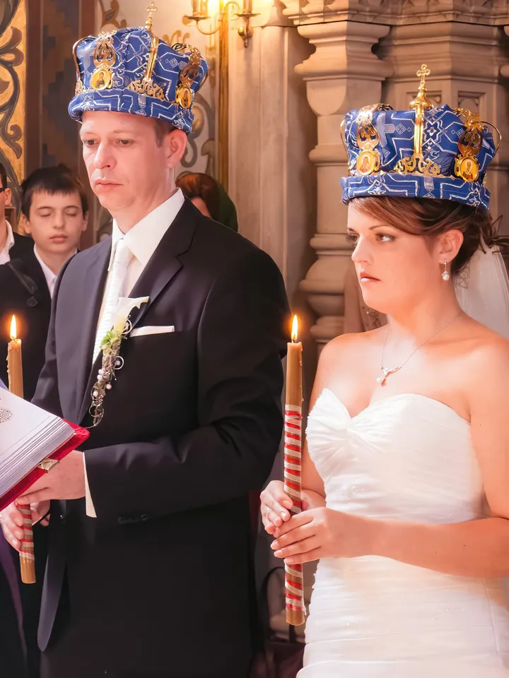 Orthodoxe Trauung in Darmstadt: Brautpaar mit Hochzeitskronen und Kerzen