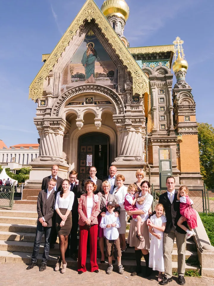 Brautpaar mit Hochzeitsgesellschaft vor der Russischen Kapelle auf der Mathildenhöhe in Darmstadt