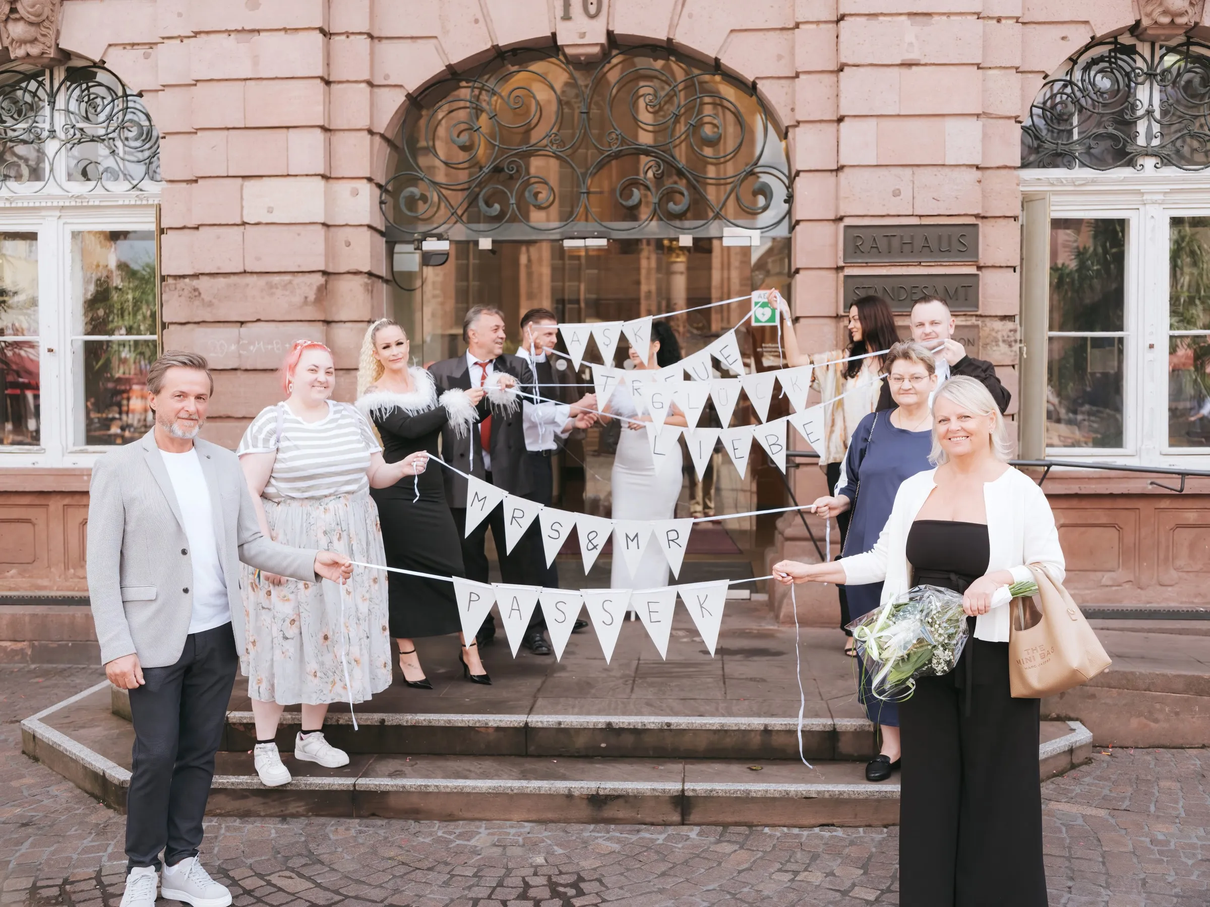 Gäste mit Banner Rathaus Hochzeit Heidelberg