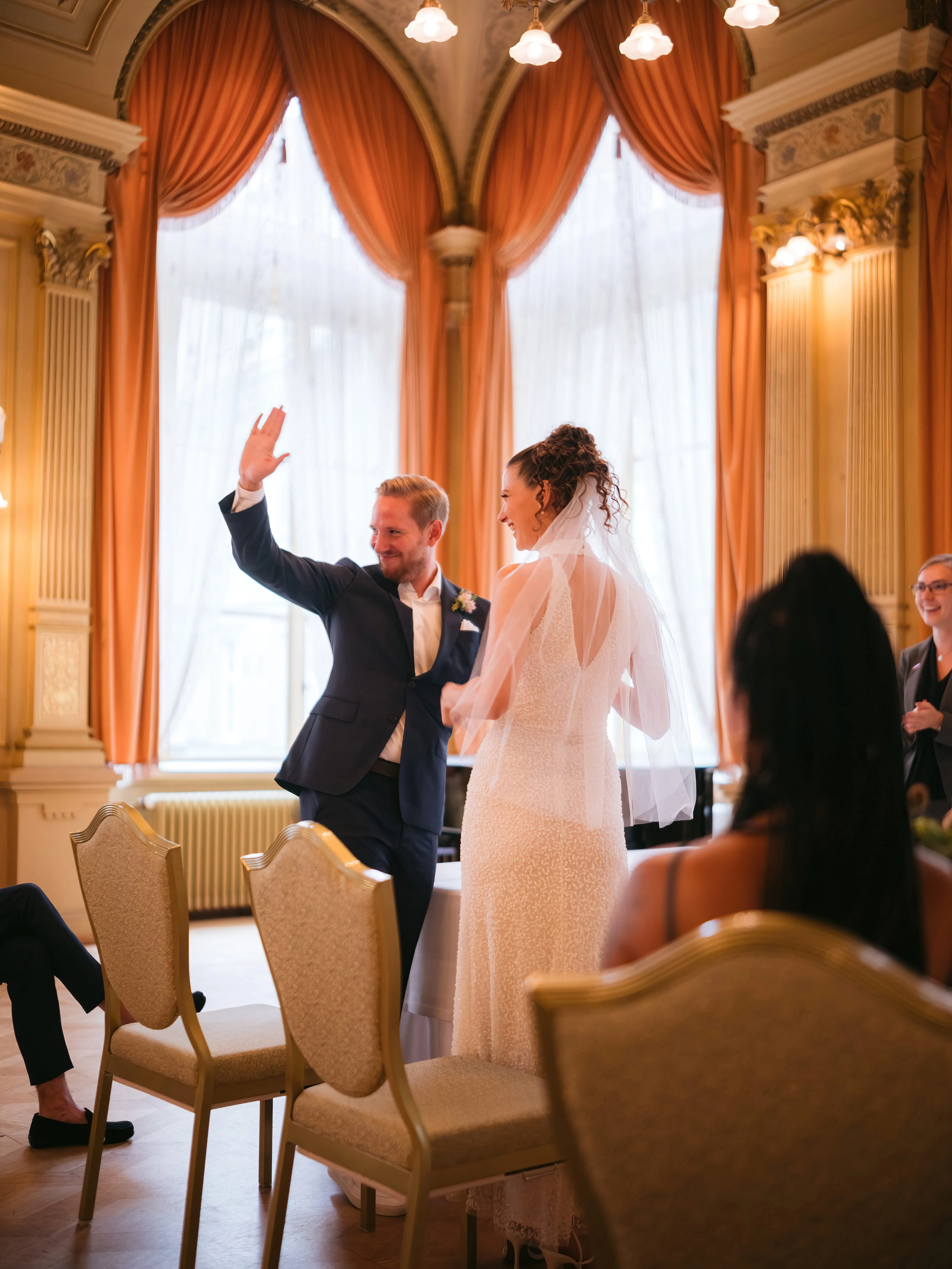 Brautpaar bei der Trauung im Palais Prinz Carl