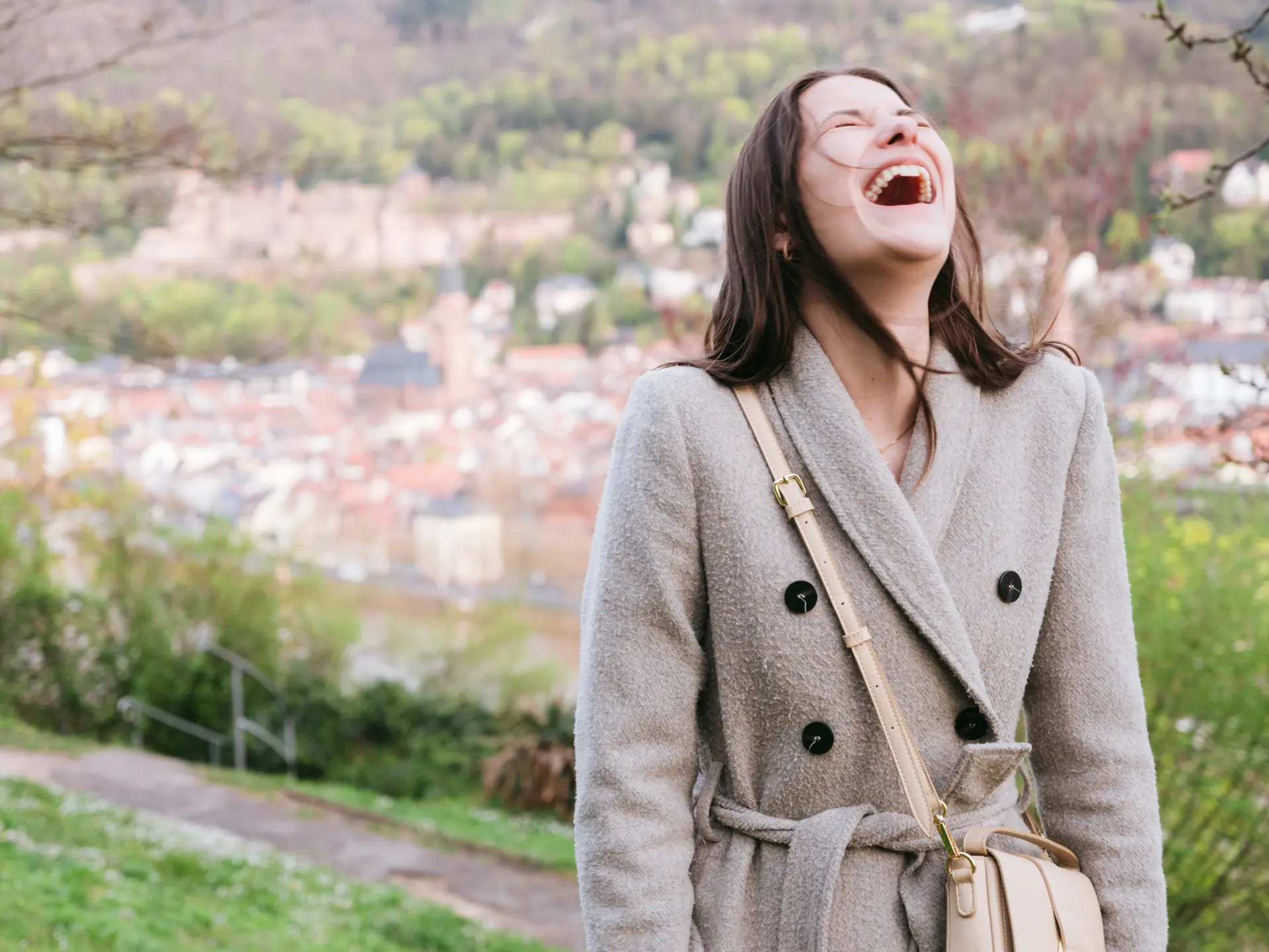 Hochzeitsfotografie am Philosophenweg Heidelberg — Panoramablick auf Schloss und Altstadt